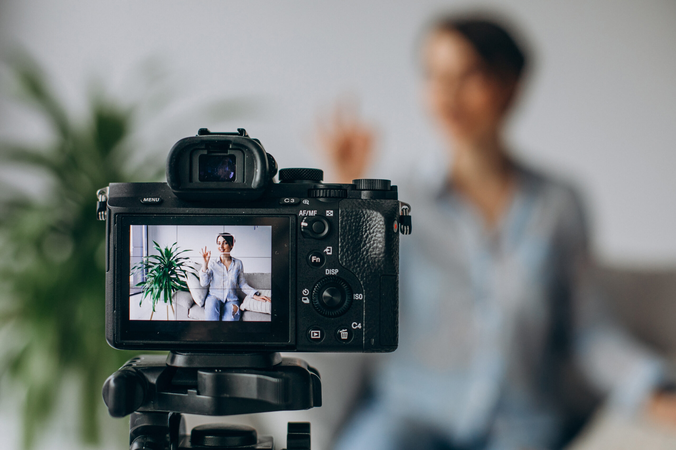 Una joven bloguera grabando un video en la cámara