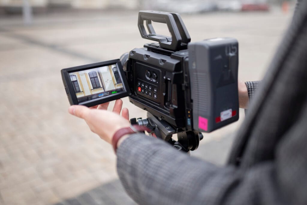 
Cerca de reportero preparándose para una entrevista