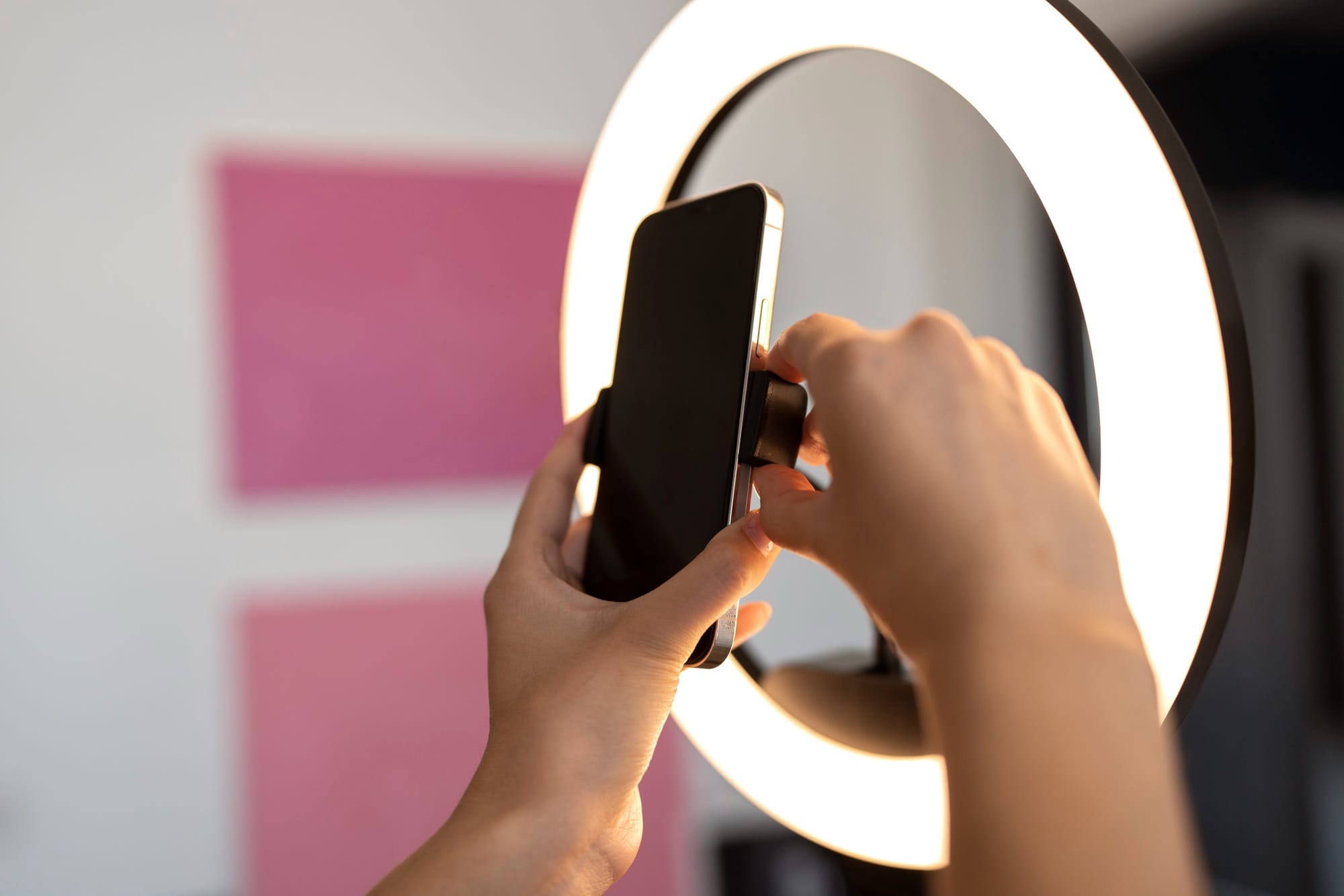 Preparación de equipo de grabación con móvil y ring light para creación de contenido digital