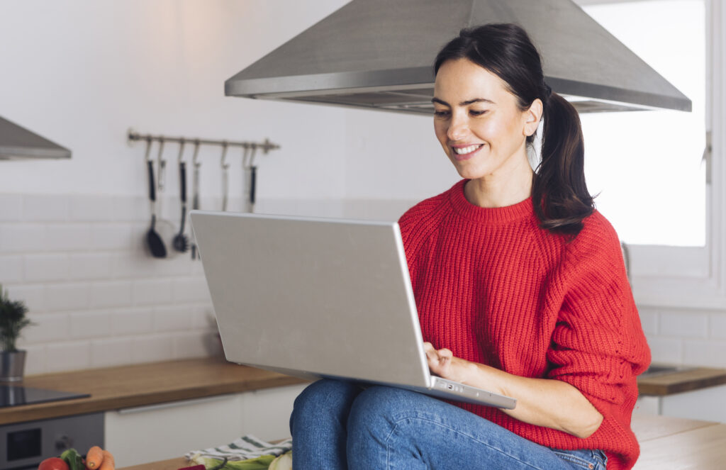 Mujer moderna usando una computadora portátil