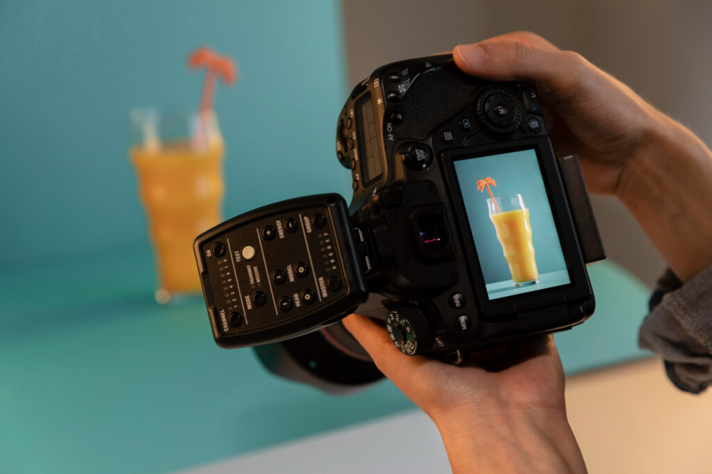 Joven fotógrafa de productos en el estudio