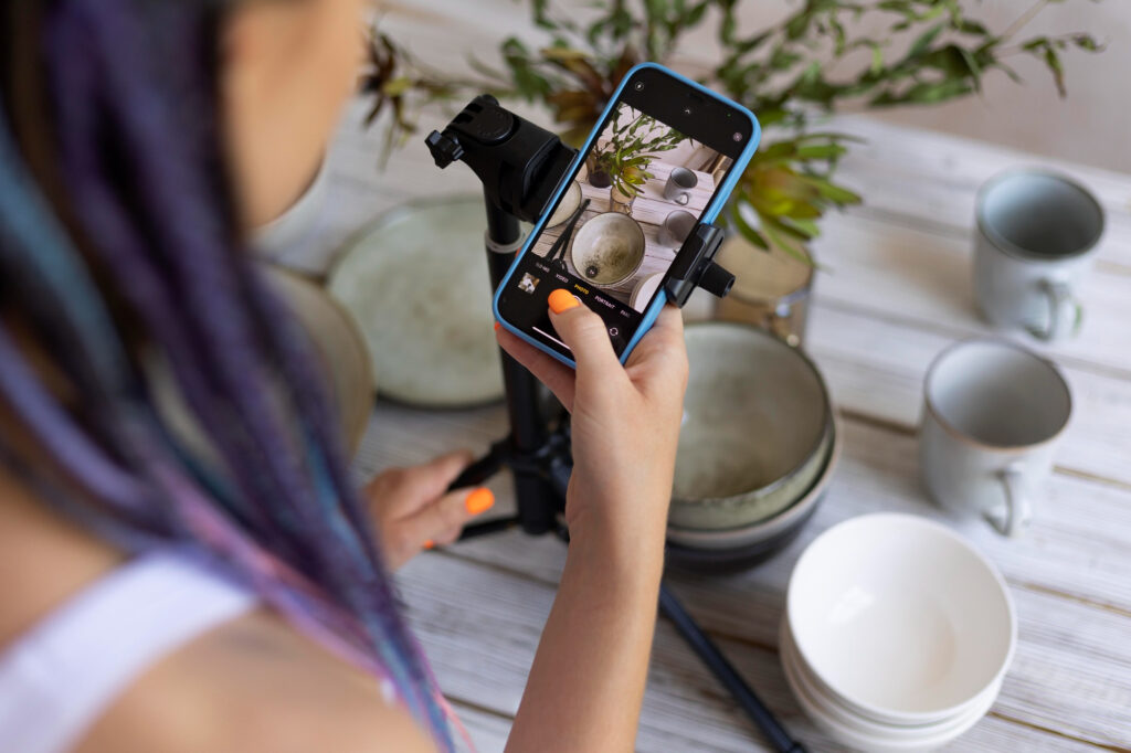 Mujer tomando fotos de utensilios de cocina de cerámica