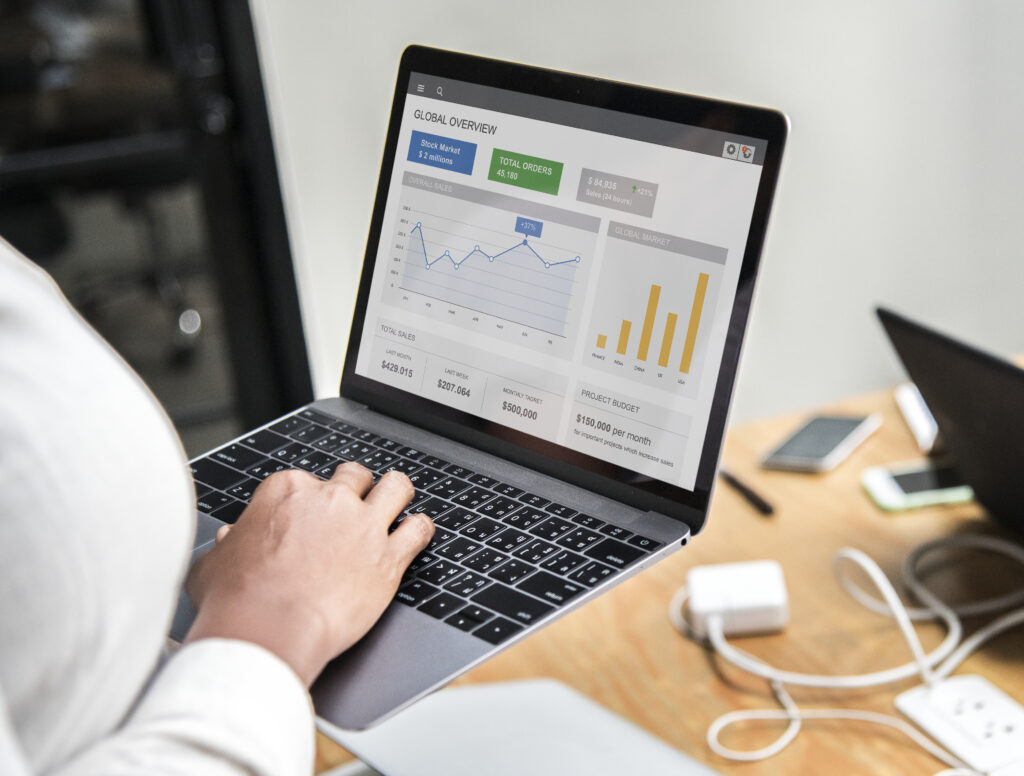 Mujer de negocios trabajando en una computadora portátil