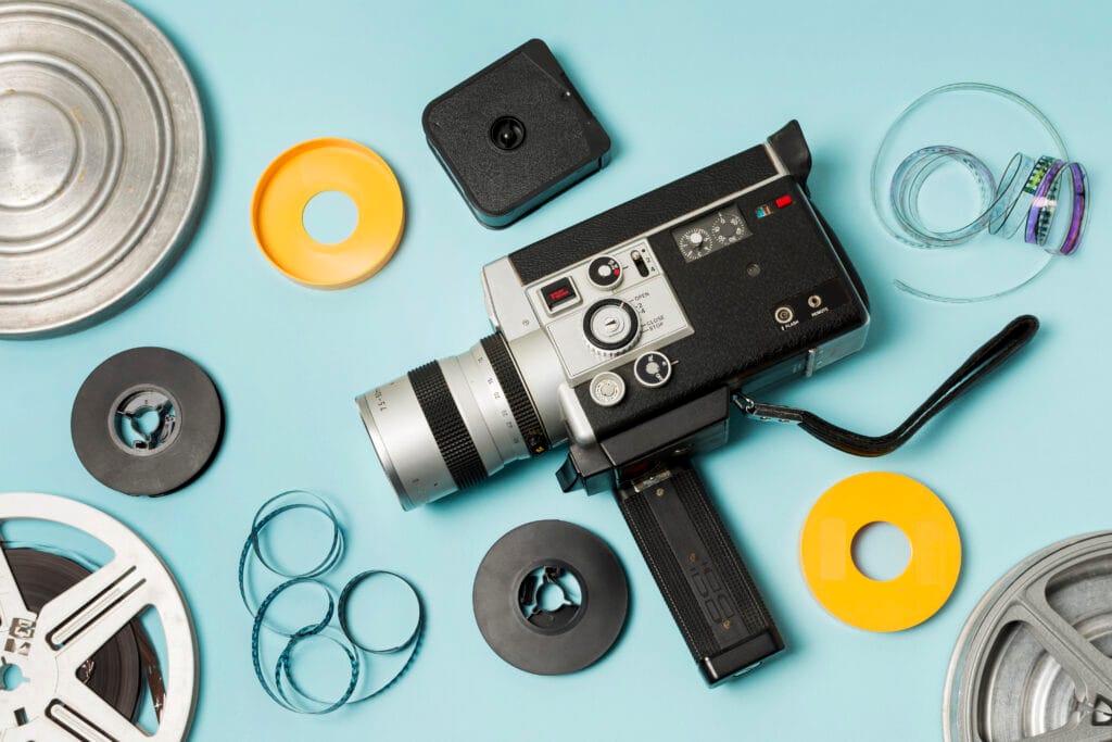 Una vista elevada del rollo de película; Tiras de película y videocámara