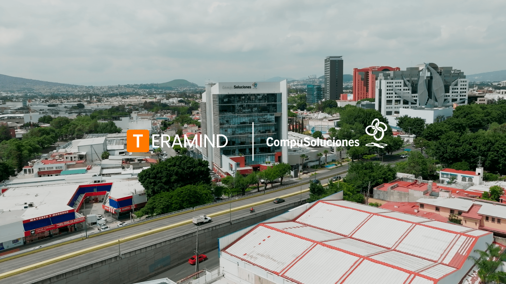 Toma aérea del edificio de compusoluciones en Guadalajara Jalisco