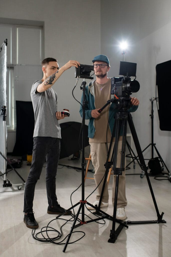 Personas que trabajan juntas para una nueva película