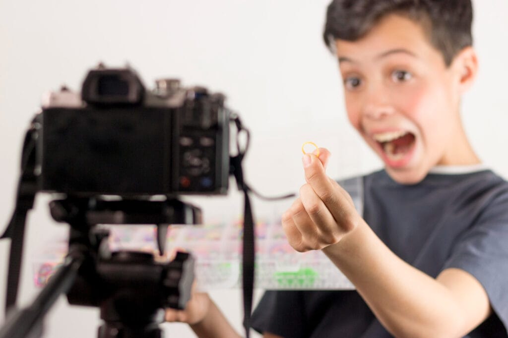 Blogger emocionado de tiro medio con elásticos