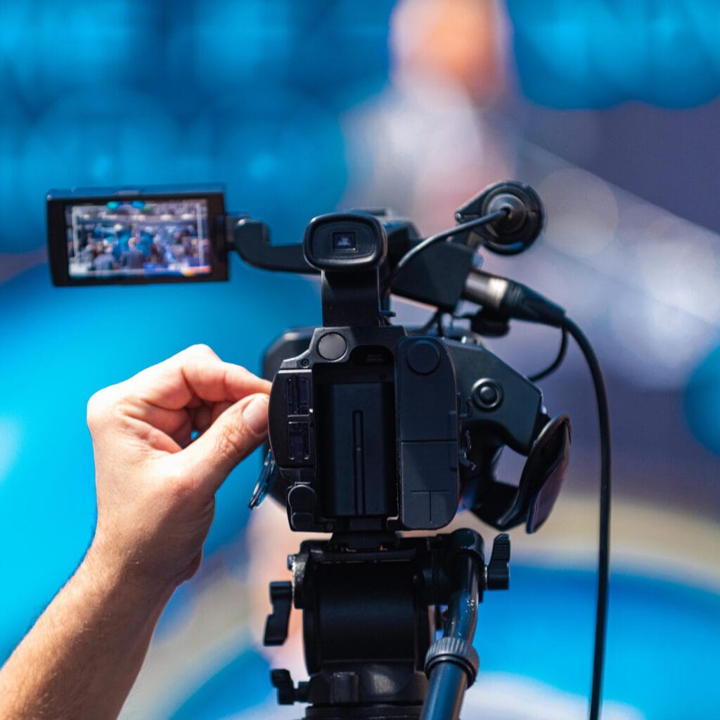 Cámara profesional grabando evento en directo