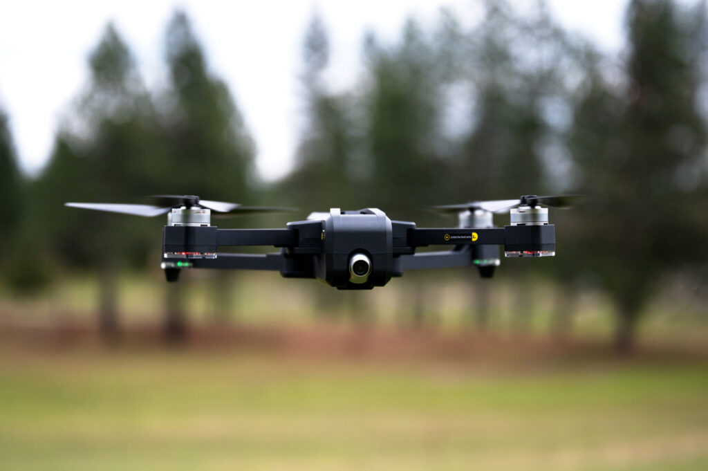 Disparo de enfoque superficial de un dron volando
