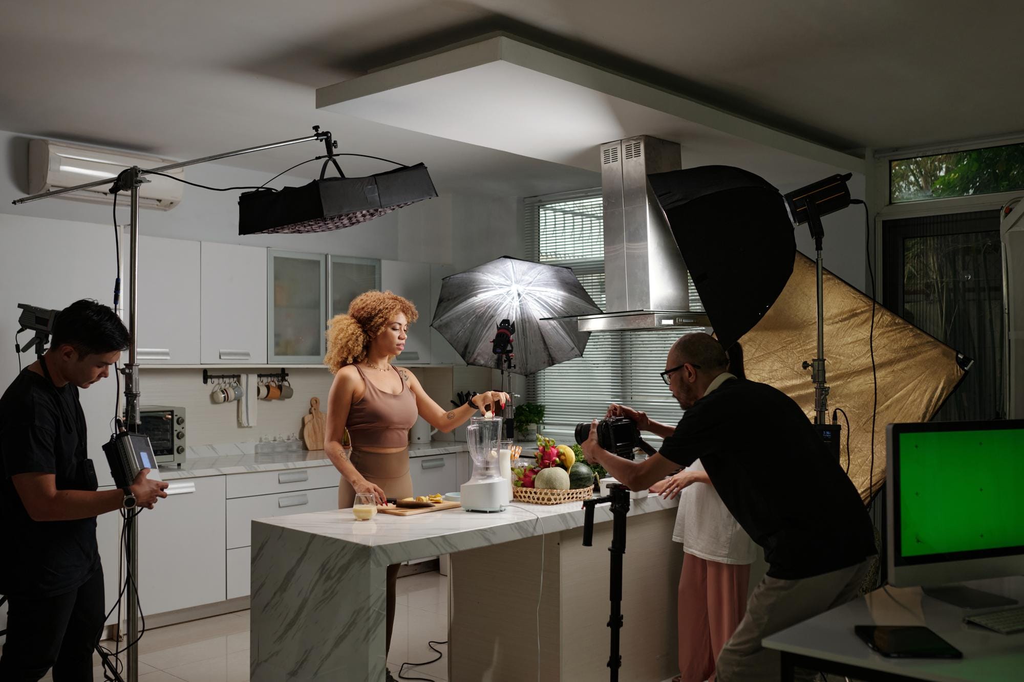 Equipo de operadores que crean contenido