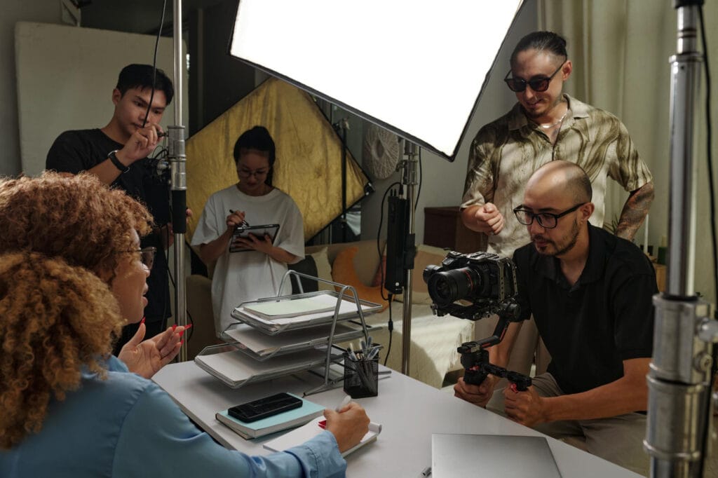 Grupo de producción filmando contenido en estudio