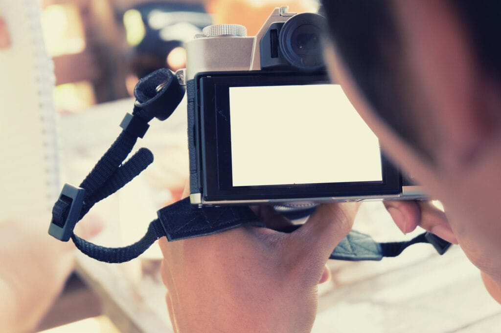 Imagen recortada de la persona que sostiene la cámara