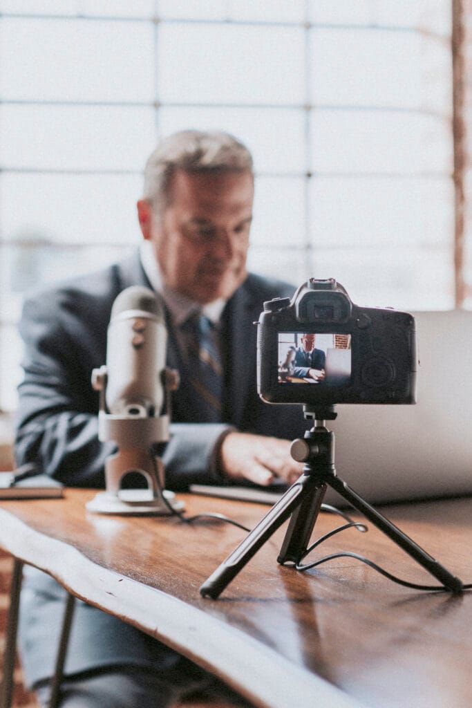 Hombre vlogueando sobre negocios