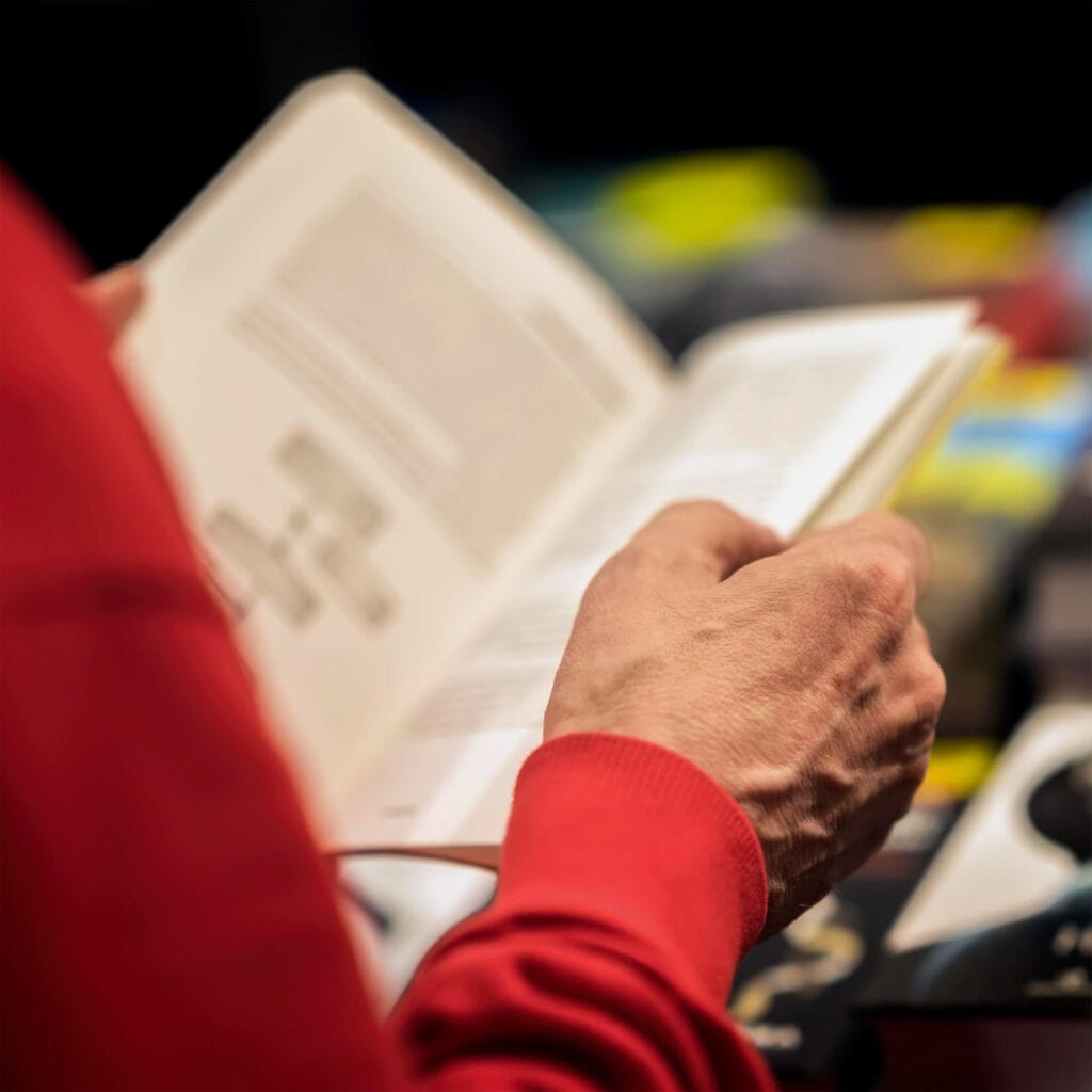 Persona leyendo un libro abierto en primer plano