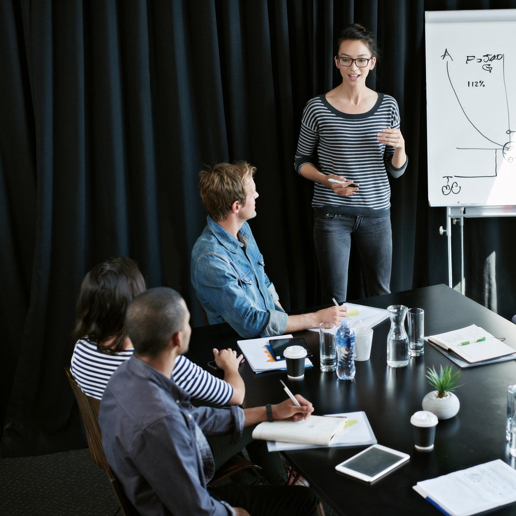 Presentación de la mujer y su compañera de trabajo en la sala de juntas para la reunión de planificación de negocios y demostración de tablero blanco Presentadora de la empresa y el objetivo o idea con colaboración estratégica y proyecto profesional