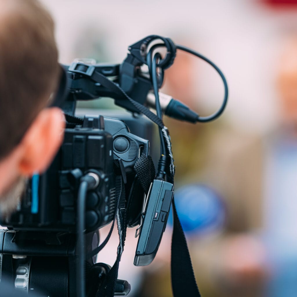 Cámara de televisión en una conferencia de prensa local